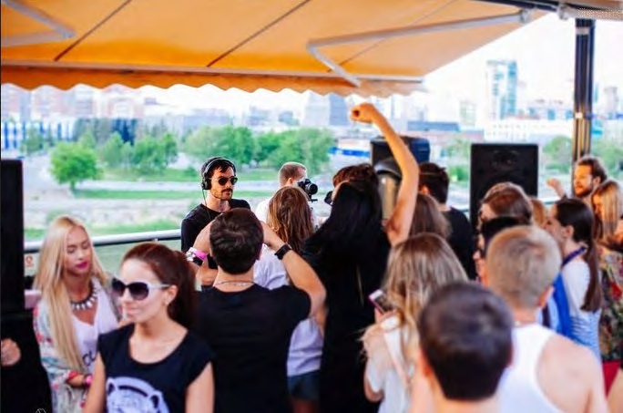 Гости Solaris Rooftop на террасе над городом