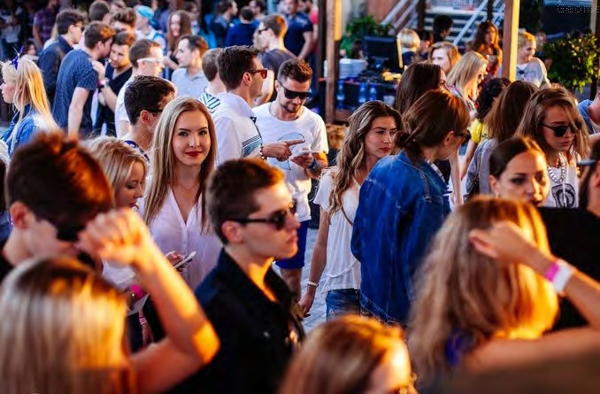 Гости Solaris Rooftop в дневном свете